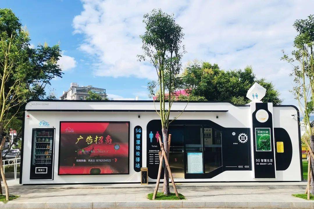 银杏林下的绿韵 246车位的生态停车场与户外广告创新结合